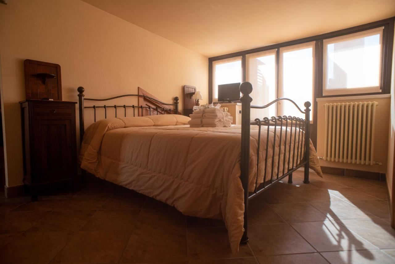 La Ginestra Hotel Castel San Lorenzo ภายนอก รูปภาพ
