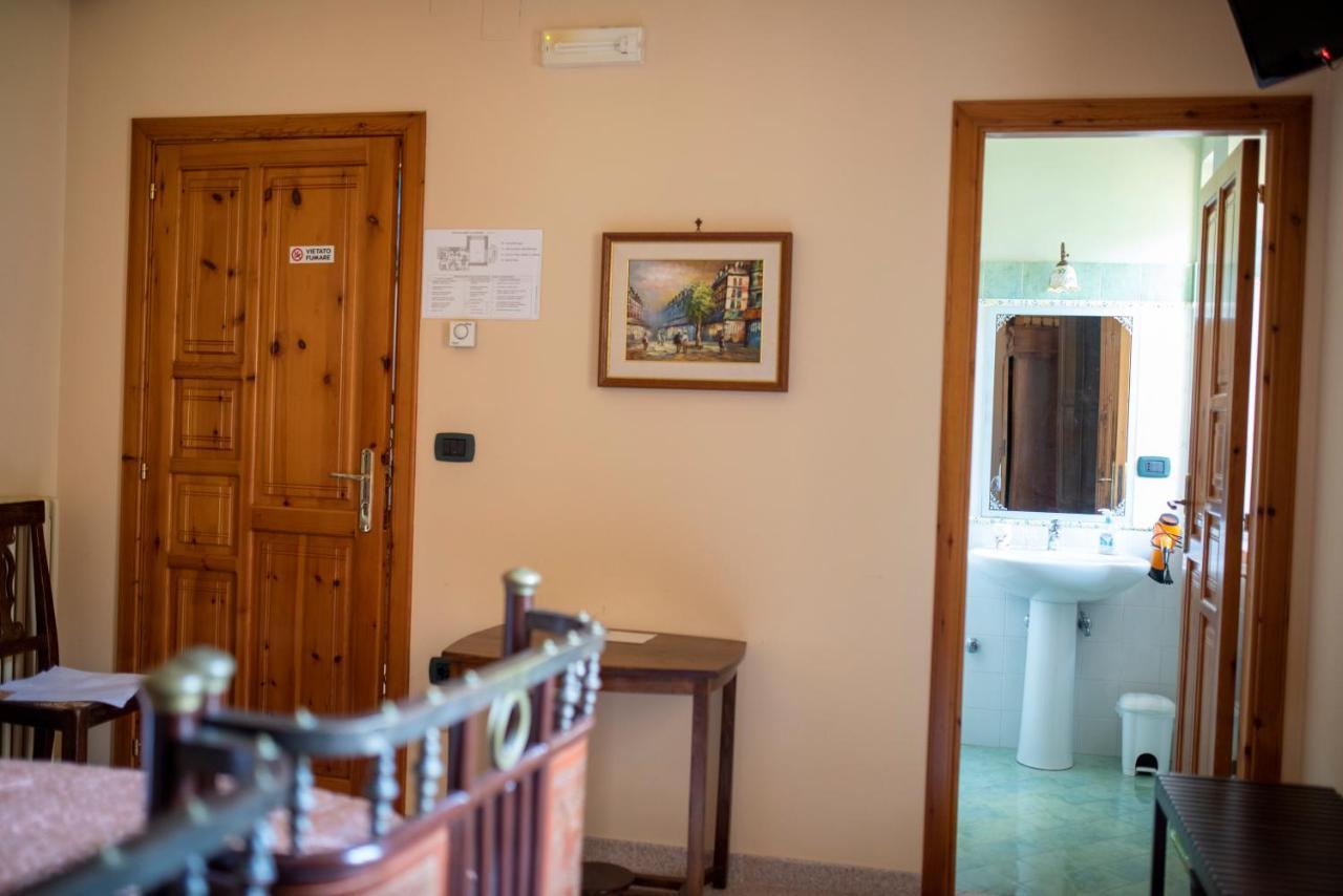 La Ginestra Hotel Castel San Lorenzo ภายนอก รูปภาพ