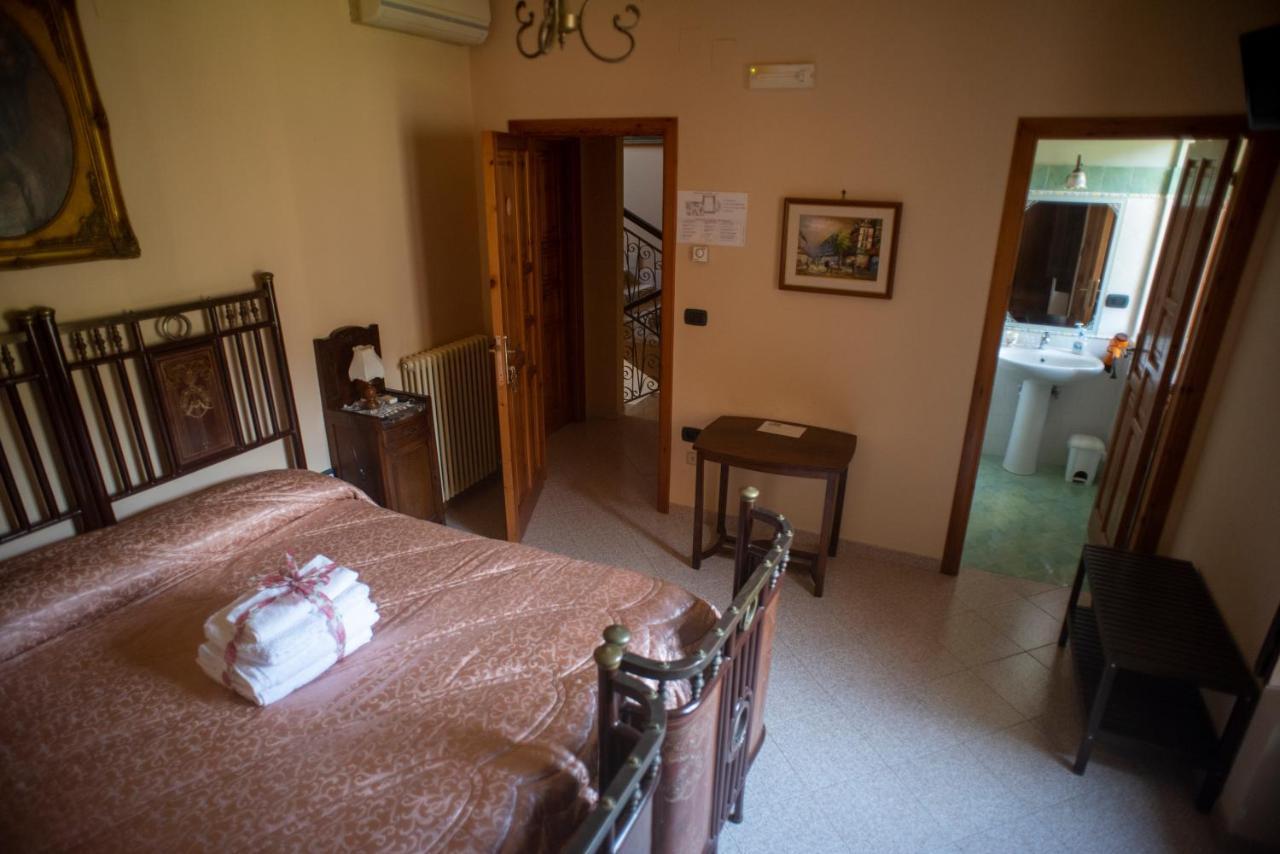 La Ginestra Hotel Castel San Lorenzo ภายนอก รูปภาพ