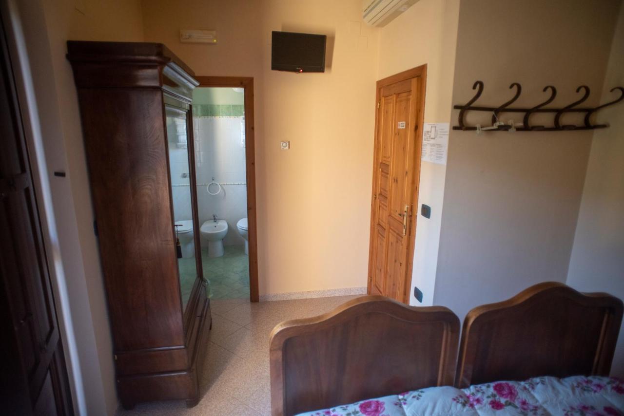 La Ginestra Hotel Castel San Lorenzo ภายนอก รูปภาพ